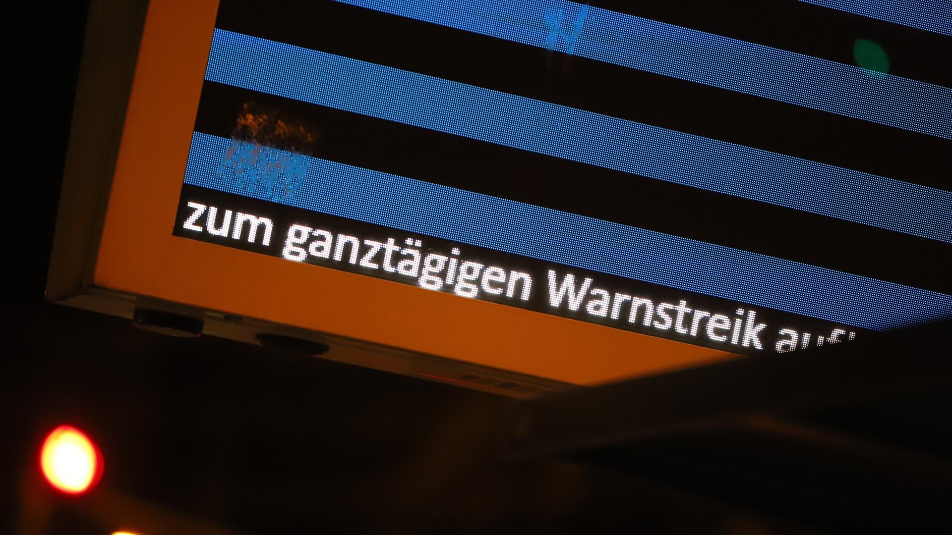 Köln: Eine Anzeigetafel vermeldet einen Warnstreik. 