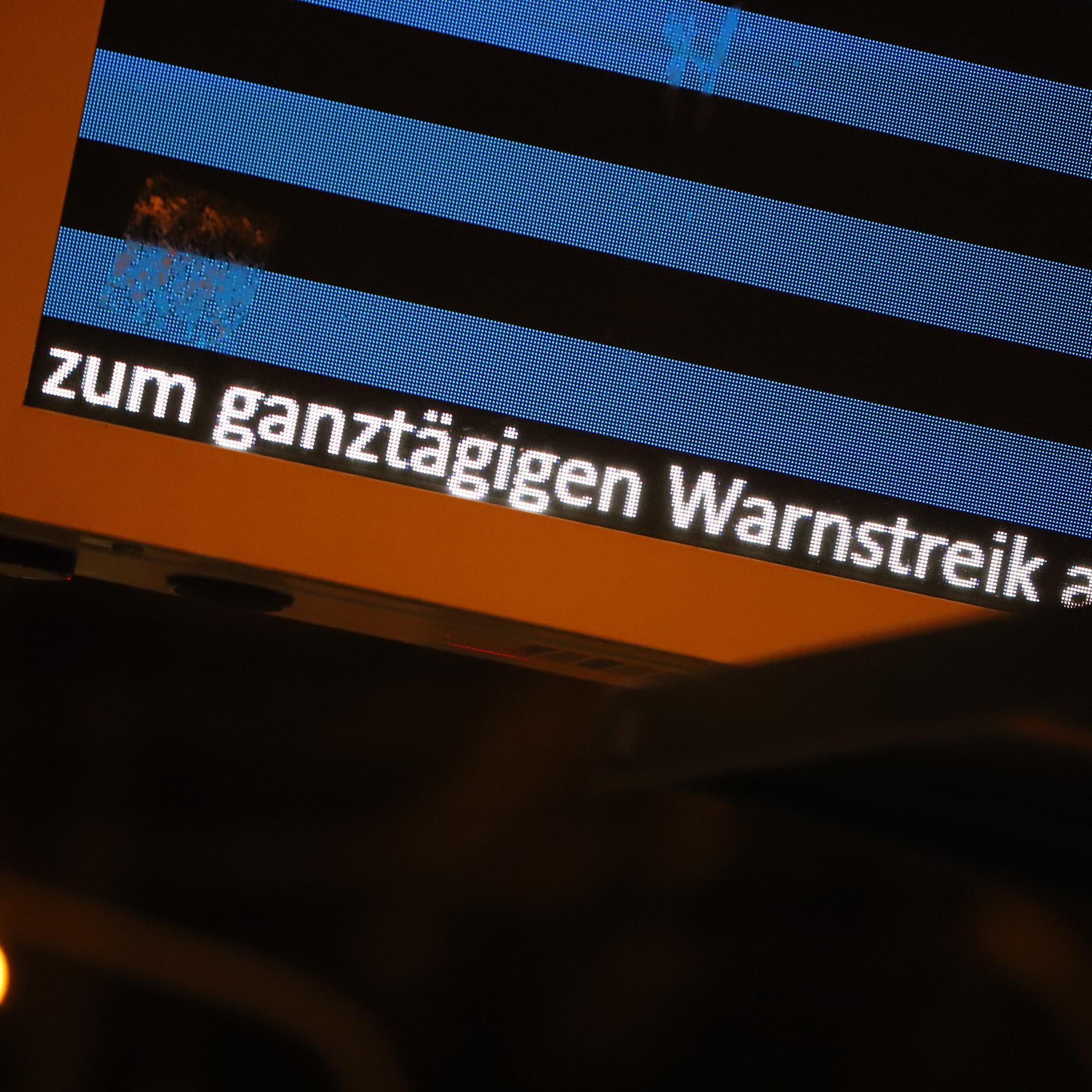 Köln: Eine Anzeigetafel vermeldet einen Warnstreik. 
