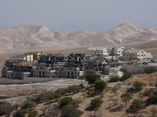 Baustelle einer Siedlung im Westjordanland, umgeben von Wüste.