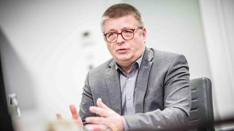 Thomas Haldenwang spricht bei einem Interview in die Kamera.