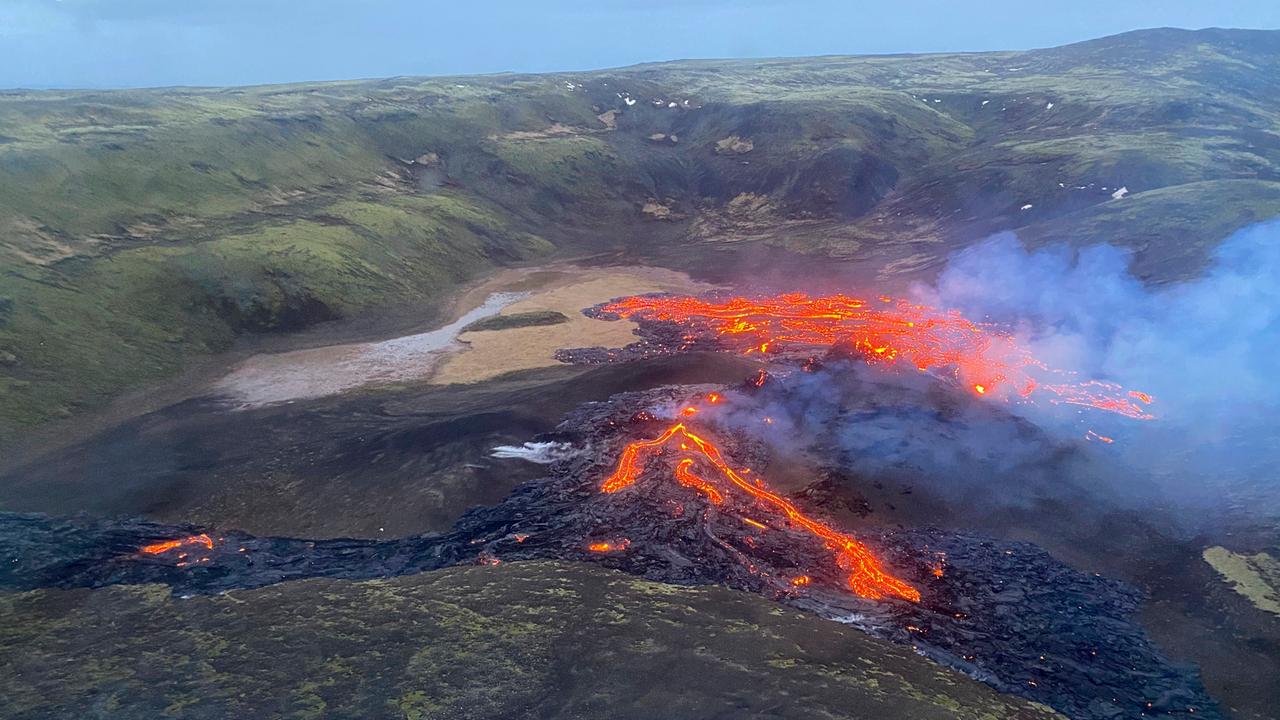 Reykjanes Peninsula: Eine Luftaufnahme zeigt, wie Lava aus dem Vulkan Fagradalsfjall fließt und Rauch aufsteigt.
