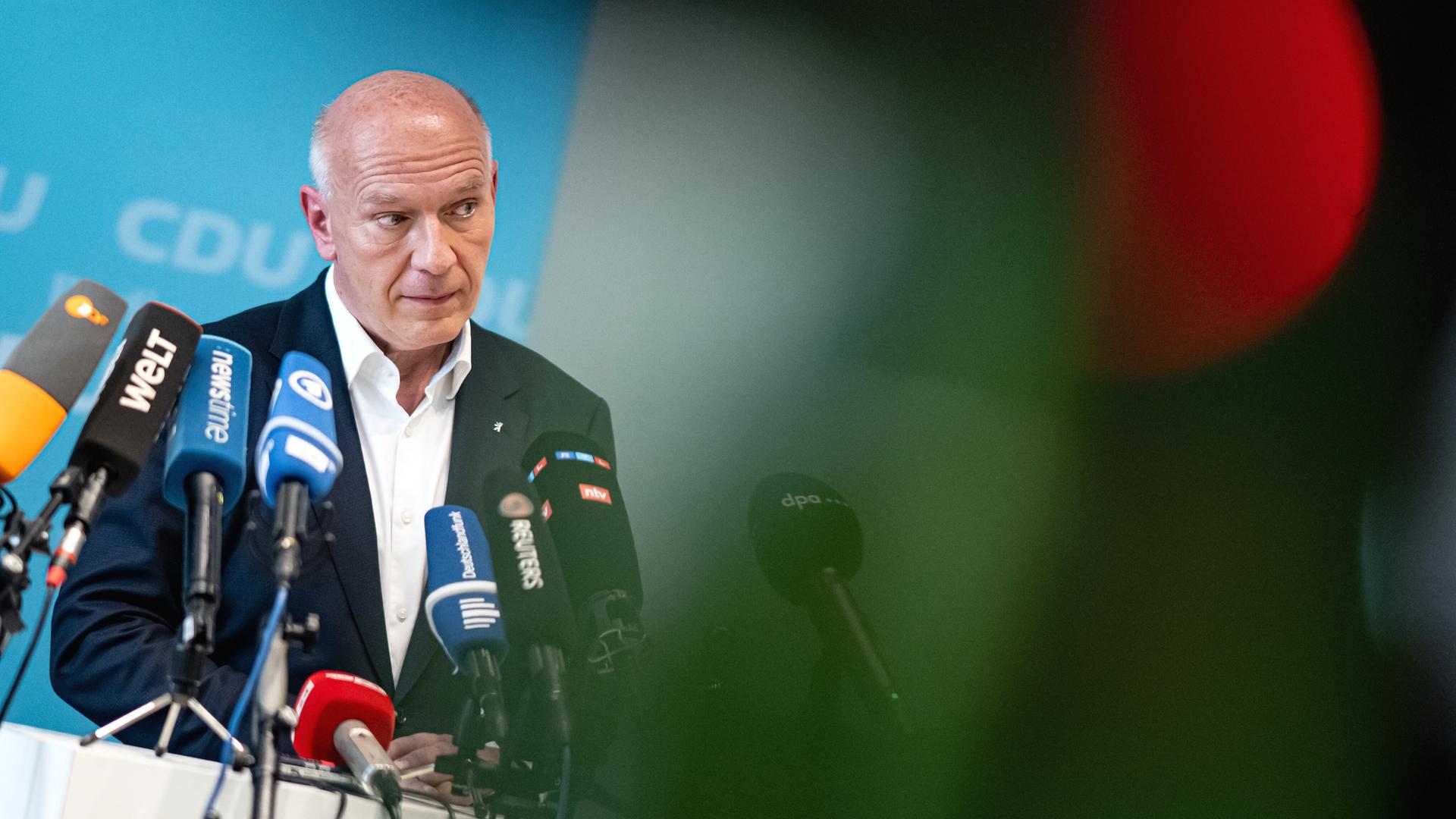Berlins Regierender Bürgermeister Kai Wegner (CDU) steht bei einem Pressetermin an einem Pult und redet zu Journalisten Berlins Regierender Bürgermeister Kai Wegner (CDU) steht bei einem Pressetermin an einem Pult und redet zu Journalisten