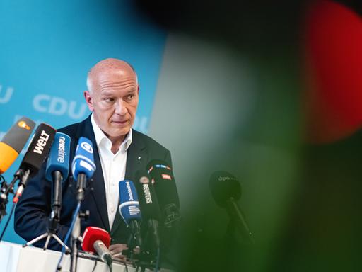 Berlins Regierender Bürgermeister Kai Wegner (CDU) steht bei einem Pressetermin an einem Pult und redet zu Journalisten Berlins Regierender Bürgermeister Kai Wegner (CDU) steht bei einem Pressetermin an einem Pult und redet zu Journalisten