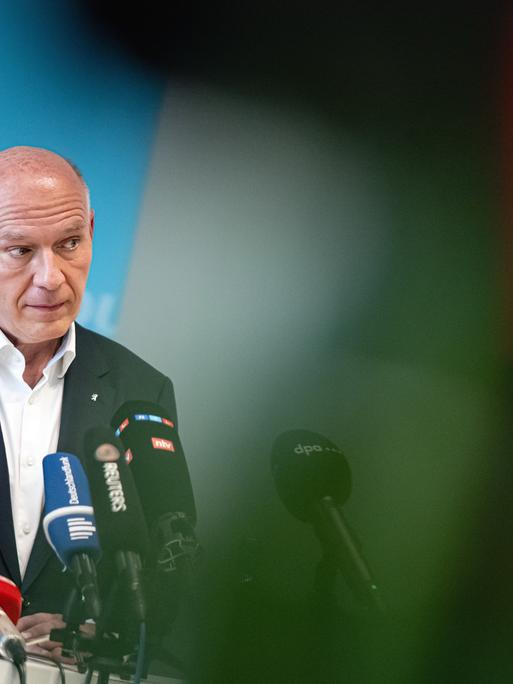 Berlins Regierender Bürgermeister Kai Wegner (CDU) steht bei einem Pressetermin an einem Pult und redet zu Journalisten Berlins Regierender Bürgermeister Kai Wegner (CDU) steht bei einem Pressetermin an einem Pult und redet zu Journalisten