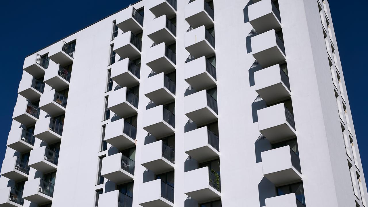 Neubau eines Hochhauses mit kleinen Appartements in Berlin-Lichtenberg. Die vielen kleinen Balkone prägen die weiße Fassade des Gebäudes.