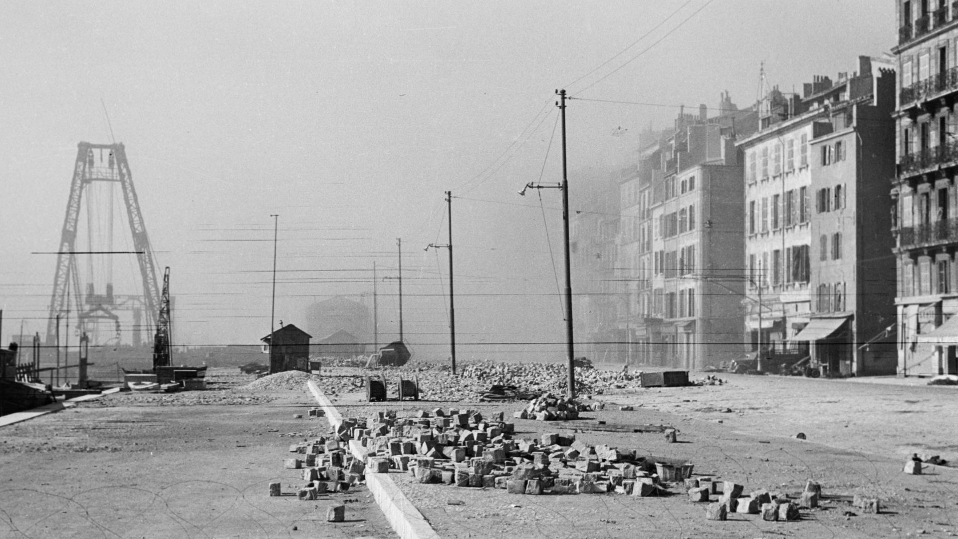 Blick auf eine zerstörte Straße nach dem Abriss bzw. Sprengung des alten Hafen-viertels von Marseille durch Einheiten der deutschen Wehrmacht im Februar 1943, nach Großrazzien gegen Juden und Emigranten.
