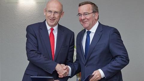 Berlin: Boris Pistorius (SPD, r), Bundesverteidigungsminister, und sein britischer Amtskollege John Healey geben sich die Hand nach der Unterzeichnung einer Joint Declaration anlässlich des Besuchs von Healey in Berlin. 