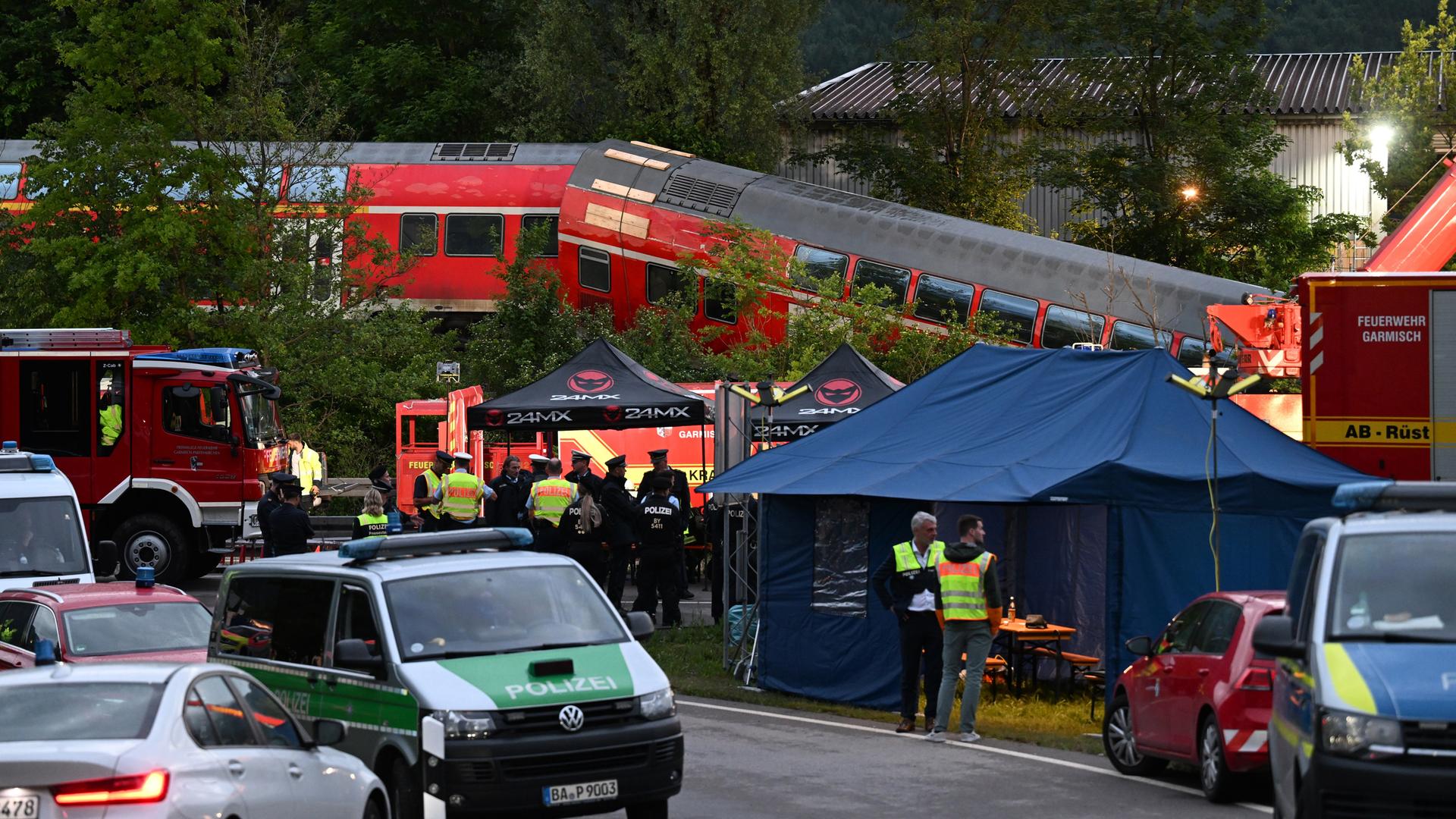 Zahlreiche Einsatz- und Rettungskräfte bereiten die Unglücksstelle für den weiteren Einsatz in der Nacht nach dem Zugunglück in Garmisch-Partenkirchen mit fünf Toten vom 3. Juni 2022 vor.  Zahlreiche Einsatz- und Rettungskräfte bereiten die Unglücksstelle für den weiteren Einsatz in der Nacht nach dem Zugunglück in Garmisch-Partenkirchen mit fünf Toten vom 3. Juni 2022 vor.