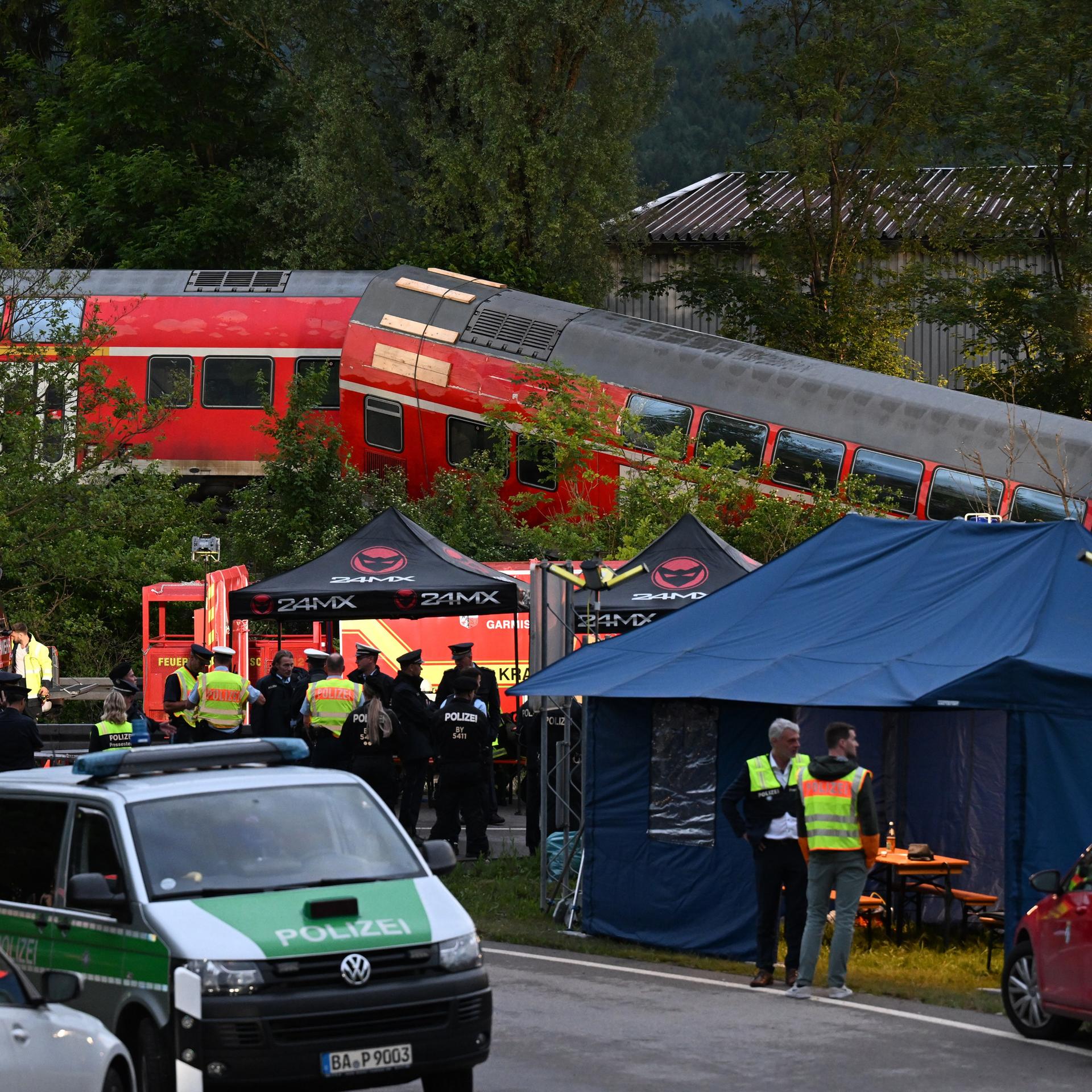Zahlreiche Einsatz- und Rettungskräfte bereiten die Unglücksstelle für den weiteren Einsatz in der Nacht nach dem Zugunglück in Garmisch-Partenkirchen mit fünf Toten vom 3. Juni 2022 vor. 