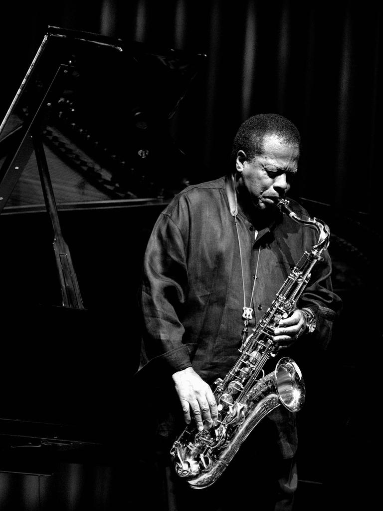 Der Jazz-Komponist und Saxofonist Wayne Shorter auf der Bühne bei einem Konzert, 2011.