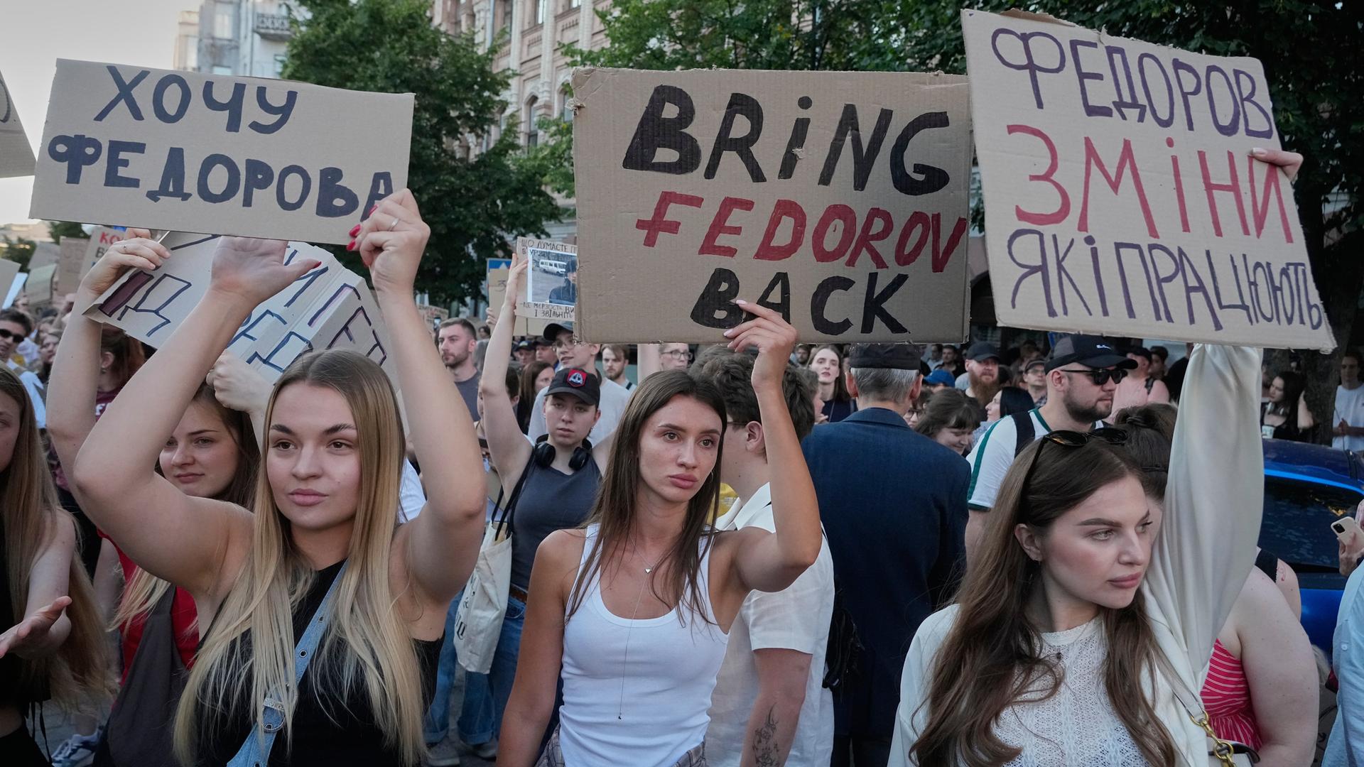Aktivisten skandieren Parolen während einer Kundgebung in Kiew. Aktivisten skandieren Parolen während einer Kundgebung in Kiew.
