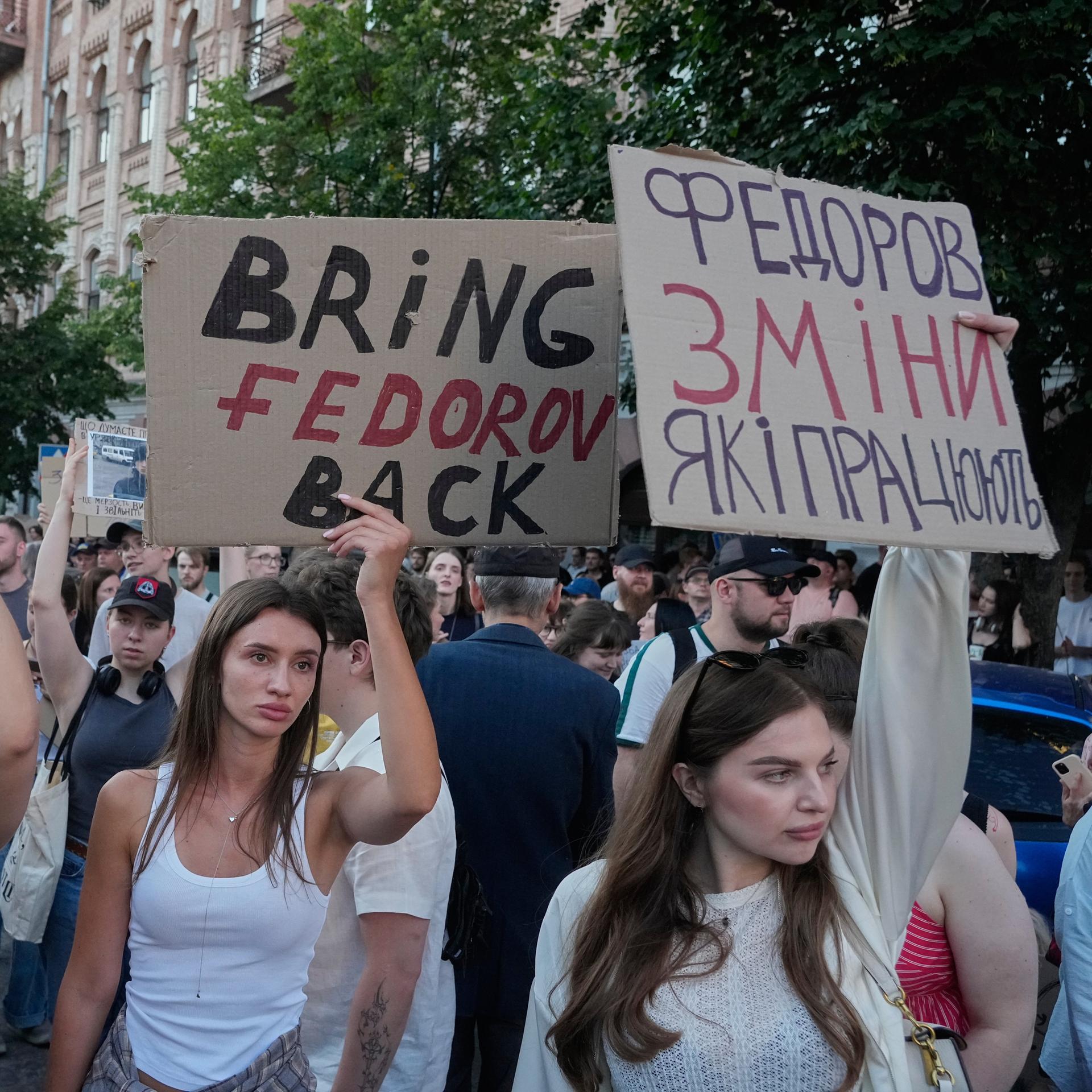 Aktivisten skandieren Parolen während einer Kundgebung in Kiew.