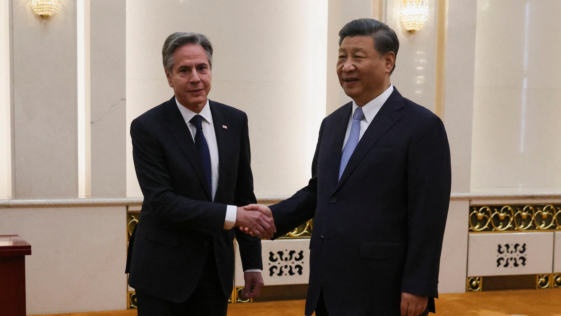 China, Peking: US-Außenminister Blinken mit Staats- und Parteichef Xi Jinping. Sie schütteln sich die Hand.