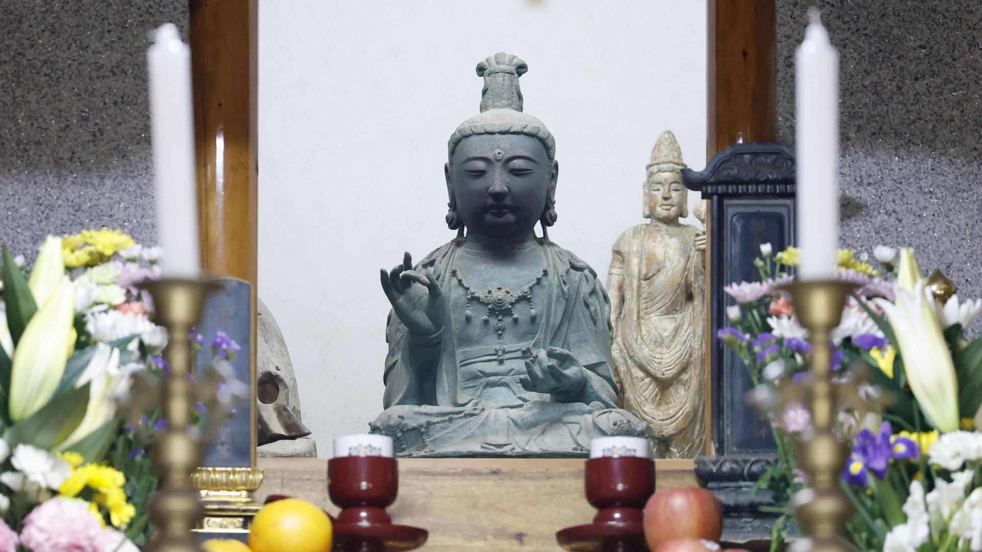 Eine buddhistische Statue aus dem 14. Jahrhundert steht am 12. Mai 2025 im Kannon-Tempel auf der Insel Tsushima in der Präfektur Nagasaki im Südwesten Japans. Eine buddhistische Statue aus dem 14. Jahrhundert steht am 12. Mai 2025 im Kannon-Tempel auf der Insel Tsushima in der Präfektur Nagasaki im Südwesten Japans.
