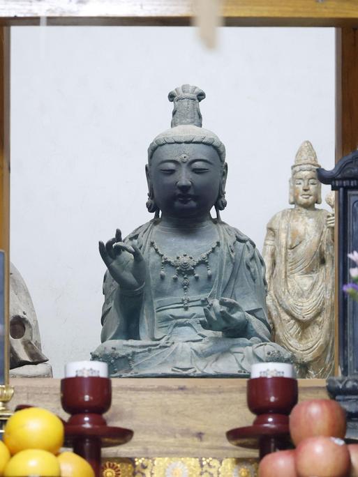 Eine buddhistische Statue aus dem 14. Jahrhundert steht am 12. Mai 2025 im Kannon-Tempel auf der Insel Tsushima in der Präfektur Nagasaki im Südwesten Japans. 