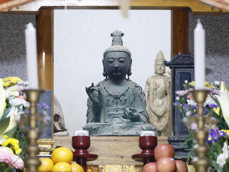 Eine buddhistische Statue aus dem 14. Jahrhundert steht am 12. Mai 2025 im Kannon-Tempel auf der Insel Tsushima in der Präfektur Nagasaki im Südwesten Japans. 