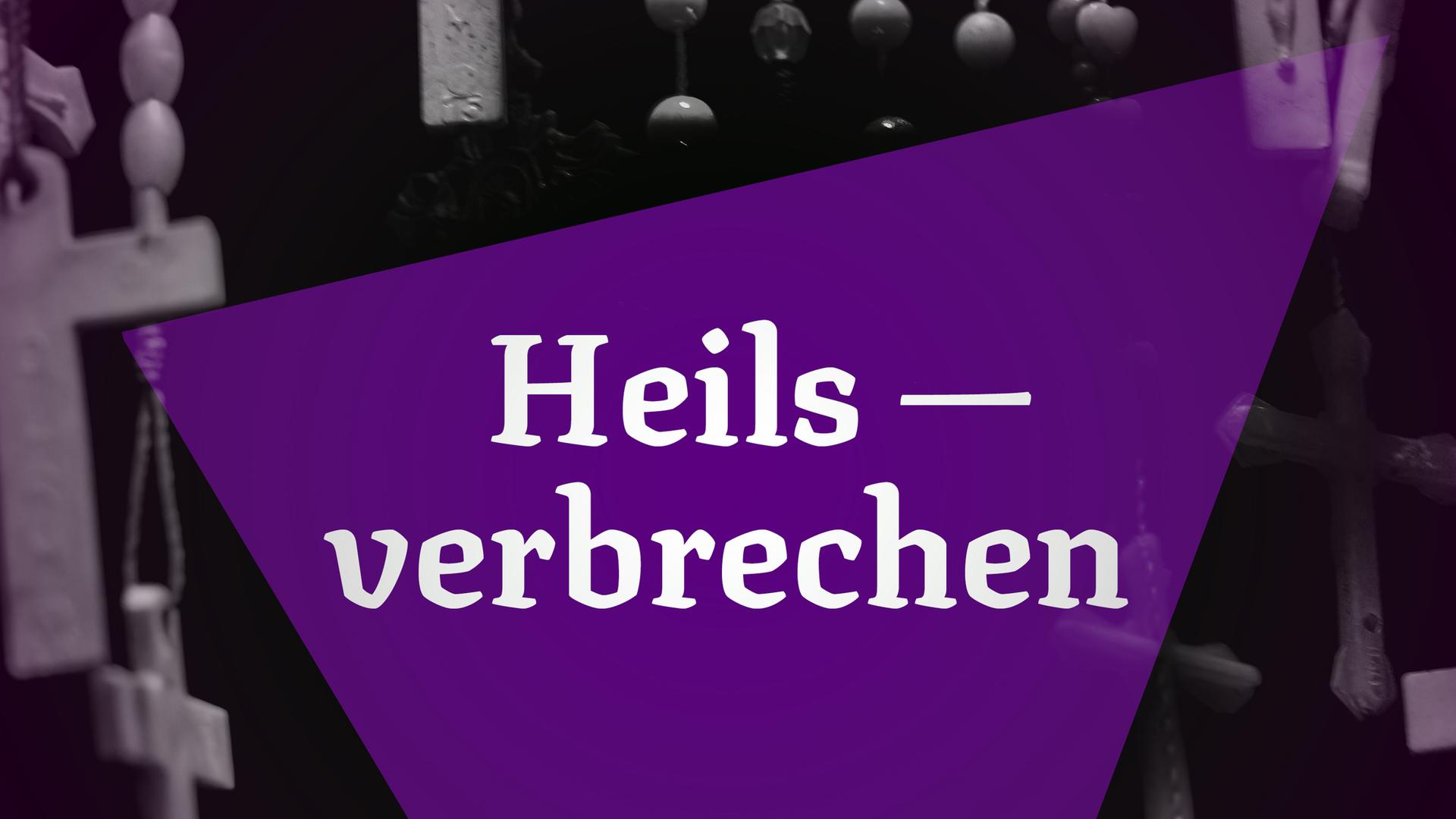 Auf einem violetten Mosaikstück steht der Titel „Heilsverbrechen“. Im Hintergrund sind mehrere Gebetsketten mit Kreuz zu erkennen. Das Bild ist violett eingefärbt.