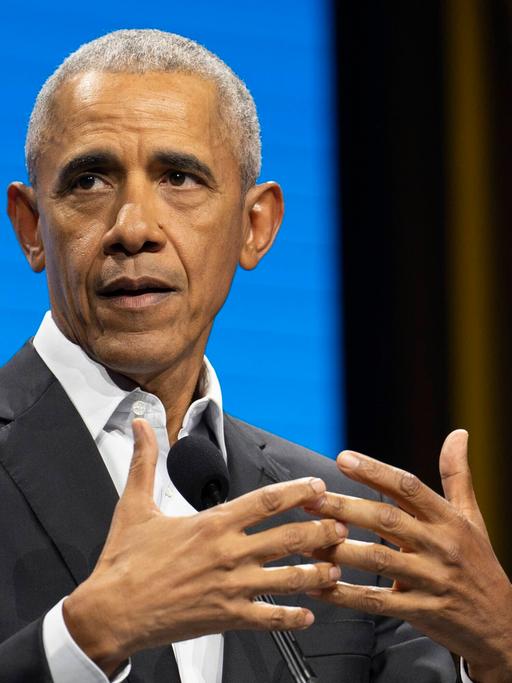 Der frühere US-Präsident Barack Obama spricht auf einer Veranstaltung, dabei gestikuliert er mit beiden Händen. Der frühere US-Präsident Barack Obama spricht auf einer Veranstaltung, dabei gestikuliert er mit beiden Händen.