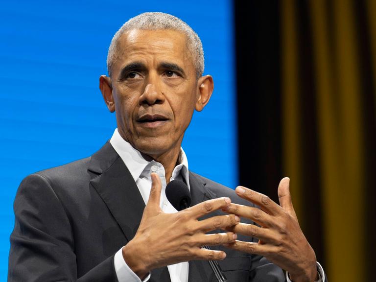 Der frühere US-Präsident Barack Obama spricht auf einer Veranstaltung, dabei gestikuliert er mit beiden Händen. Der frühere US-Präsident Barack Obama spricht auf einer Veranstaltung, dabei gestikuliert er mit beiden Händen.