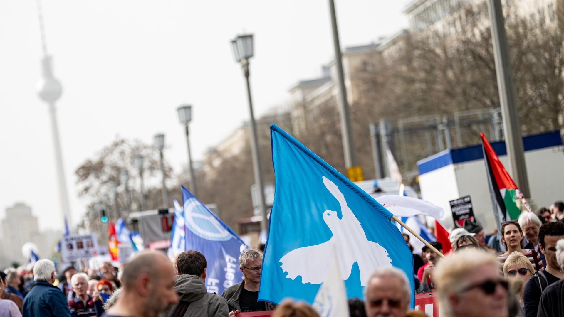 Eine Flagge mit der Friedenstaube ist auf dem traditionellen Ostermarsch unter dem Motto «Kriegstüchtig - Nie wieder» zu sehen.