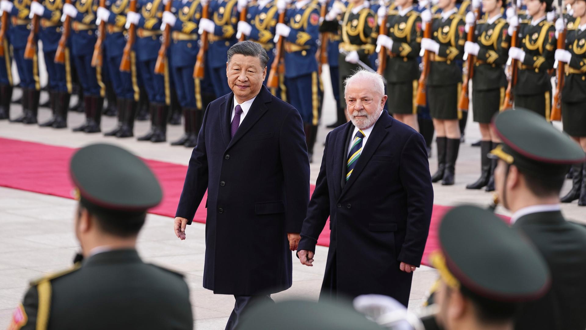 Peking: Luiz Inacio Lula da Silva (r), Präsident von Brasilien, inspiziert eine Ehrengarde mit Xi Jinping, Präsident von China, während einer Willkommenszeremonie vor der Großen Halle des Volkes.