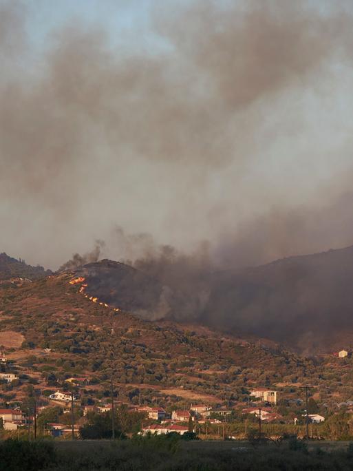 Feuerwehrleute und Hubschrauber versuchen, einen großen Flächenbrand im südlichen Teil der Insel Euböa unter Kontrolle zu bringen.