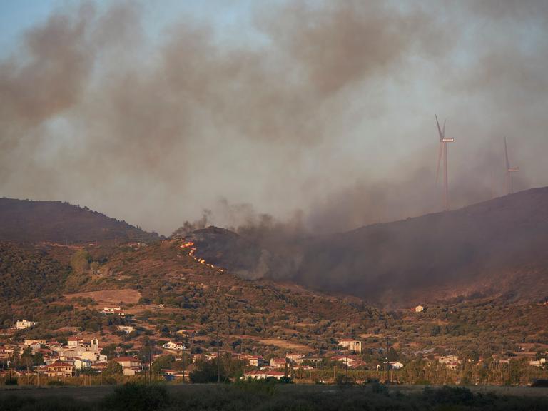 Feuerwehrleute und Hubschrauber versuchen, einen großen Flächenbrand im südlichen Teil der Insel Euböa unter Kontrolle zu bringen.