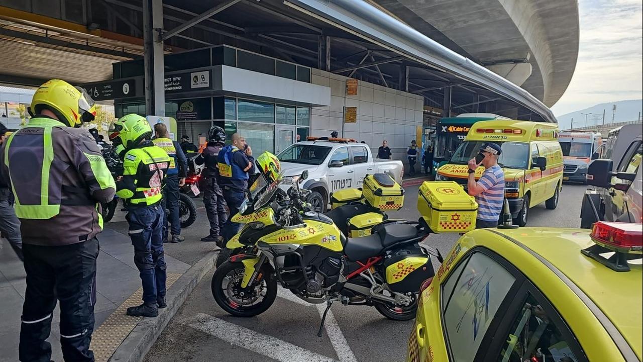 Haifa: Von Magen David Adom zur Verfügung gestelltes Handout von einem Anschlag auf den Busbahnhof in Haifa, wo die Rettungskräfte eintreffen. Haifa: Von Magen David Adom zur Verfügung gestelltes Handout von einem Anschlag auf den Busbahnhof in Haifa, wo die Rettungskräfte eintreffen.