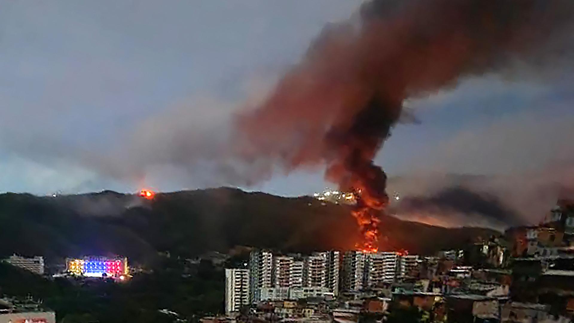 Ein Feuer auf Fuerte Tiuna, Venezuelas größtem Militärkomplex, ist nach einer Reihe von Explosionen in Caracas am 3. Januar 2026 aus der Ferne zu sehen. Ein Feuer auf Fuerte Tiuna, Venezuelas größtem Militärkomplex, ist nach einer Reihe von Explosionen in Caracas am 3. Januar 2026 aus der Ferne zu sehen.