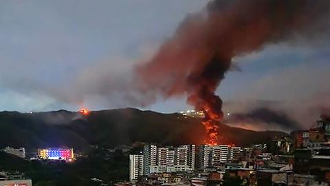 Ein Feuer auf Fuerte Tiuna, Venezuelas größtem Militärkomplex, ist nach einer Reihe von Explosionen in Caracas am 3. Januar 2026 aus der Ferne zu sehen.