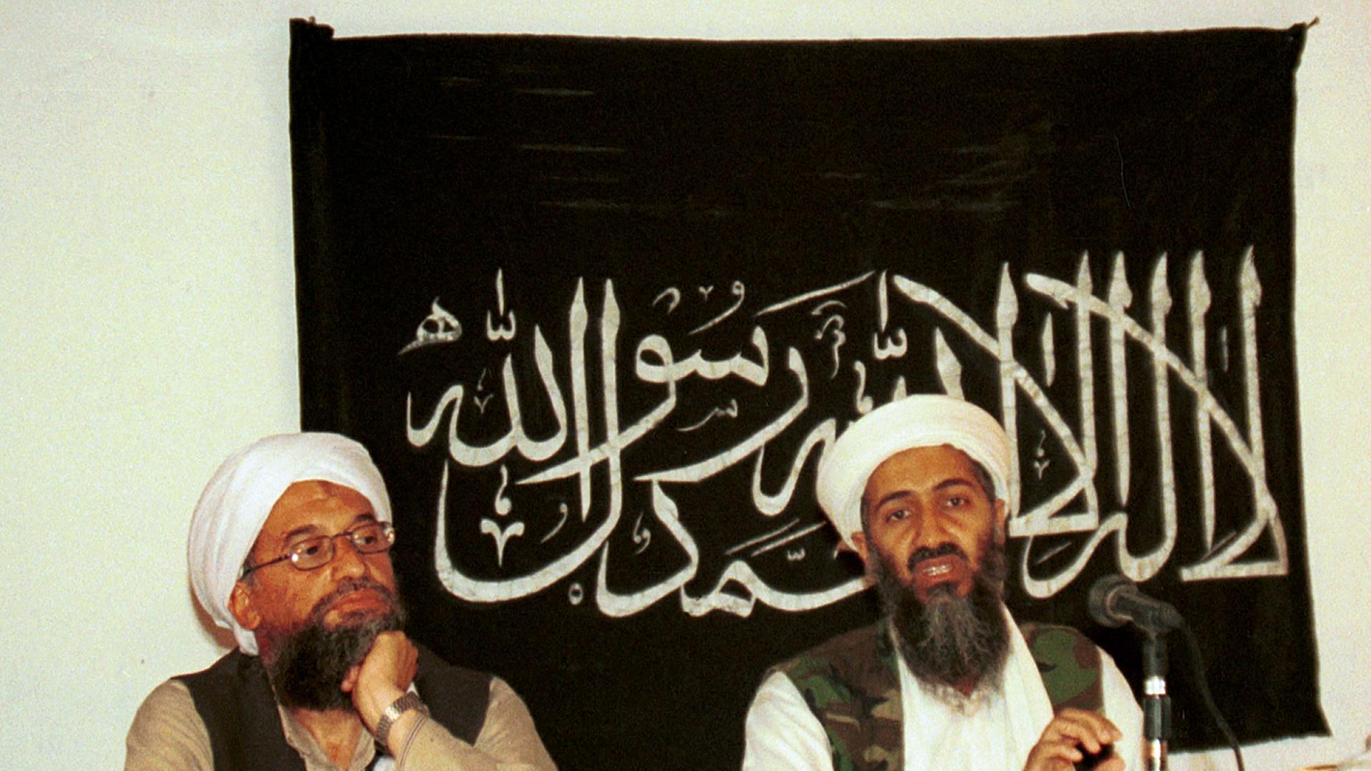 Aiman al-Sawahiri mit Osama bin Laden auf einer Aufnahme von 1998 Aiman al-Sawahiri mit Osama bin Laden auf einer Aufnahme von 1998