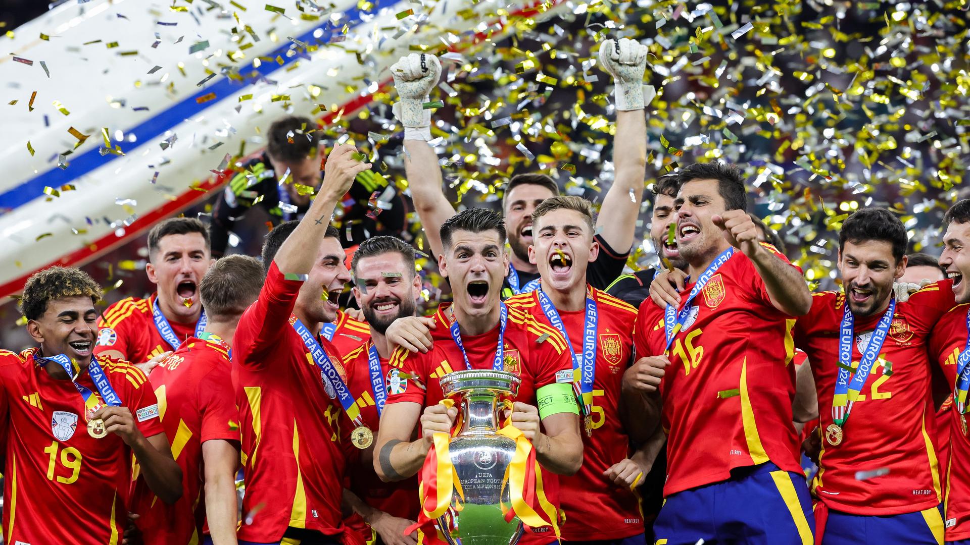 EM-Finale im Olympiastadion Berlin: Spaniens Spieler um Alvaro Morata jubeln nach dem 2:1-Sieg gegen England mit dem Pokal.