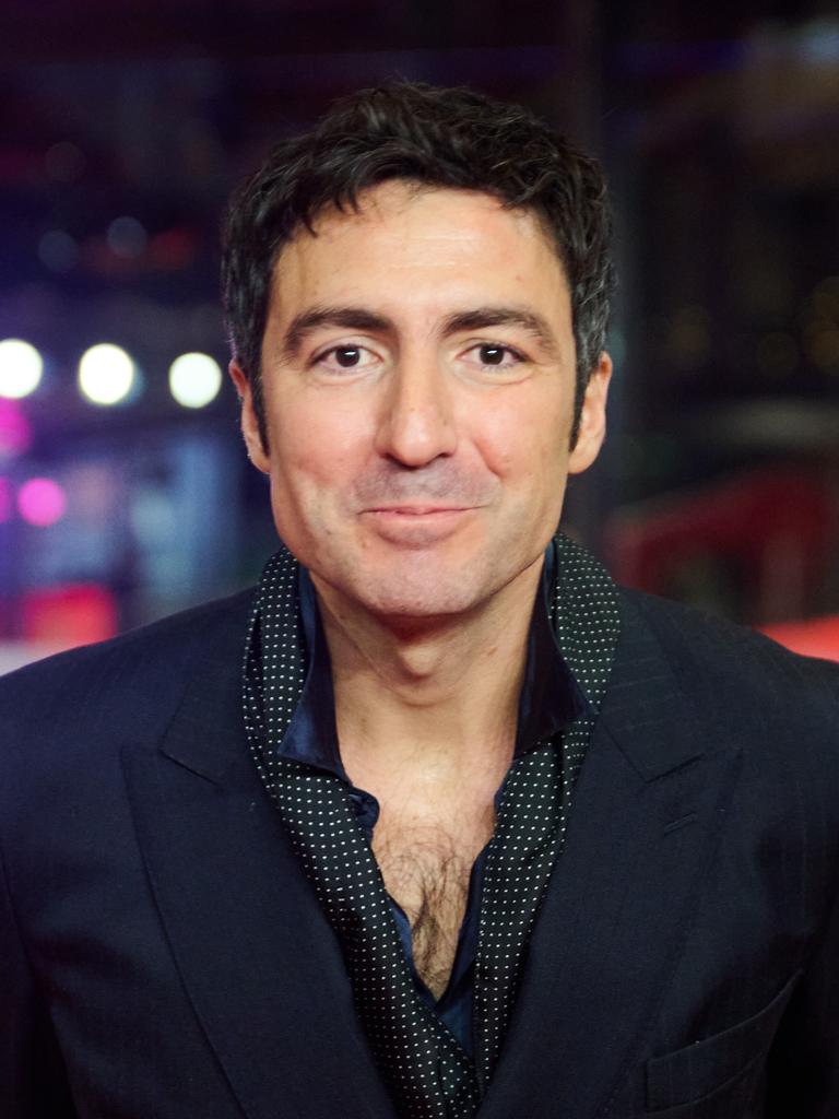 Porträt vonİlker Çatak, dem Regisseur von „Gelbe Briefe“. Er guckt in die Kamera. Er trägt eine schwarze jacke und ein dunkles Hemd.