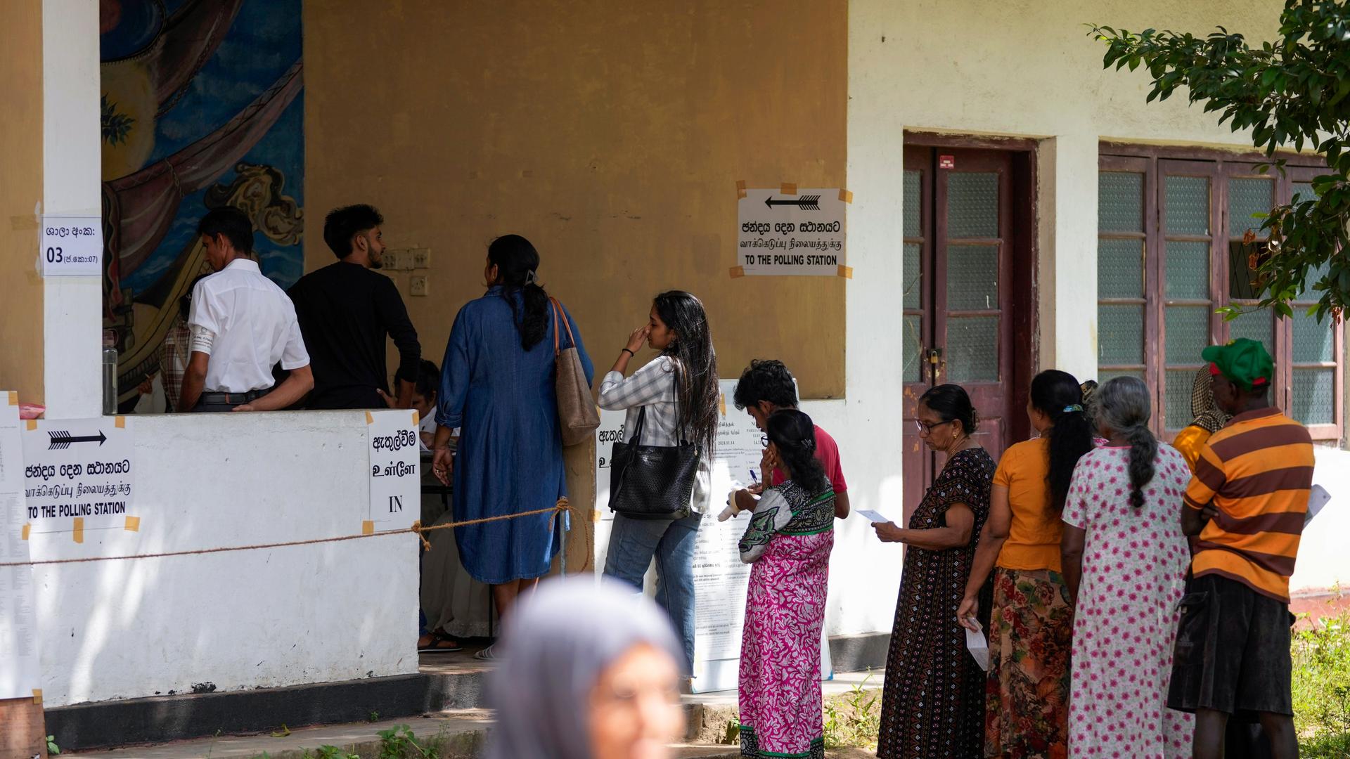 Colombo: Menschen stehen Schlange, um ihre Stimme in einem Wahllokal abzugeben.