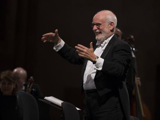 Ton Koopman dirigiert im August 2016 das Amsterdam Baroque Ensemble beim Rheingau-Festival.