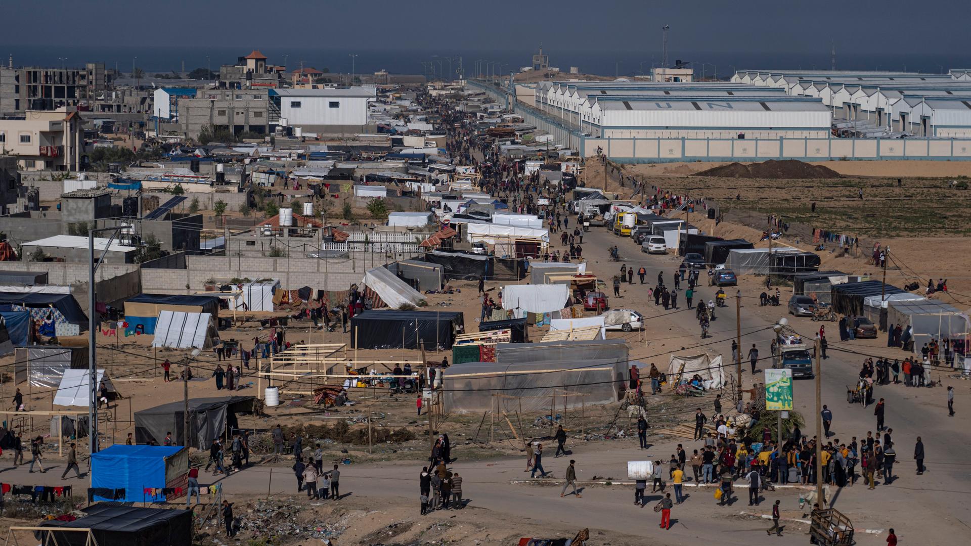 Palästinensische Gebiete, Rafah: Palästinenser, die durch die israelischen Luftangriffe vertrieben wurden, versammeln sich in einem Zeltlager.