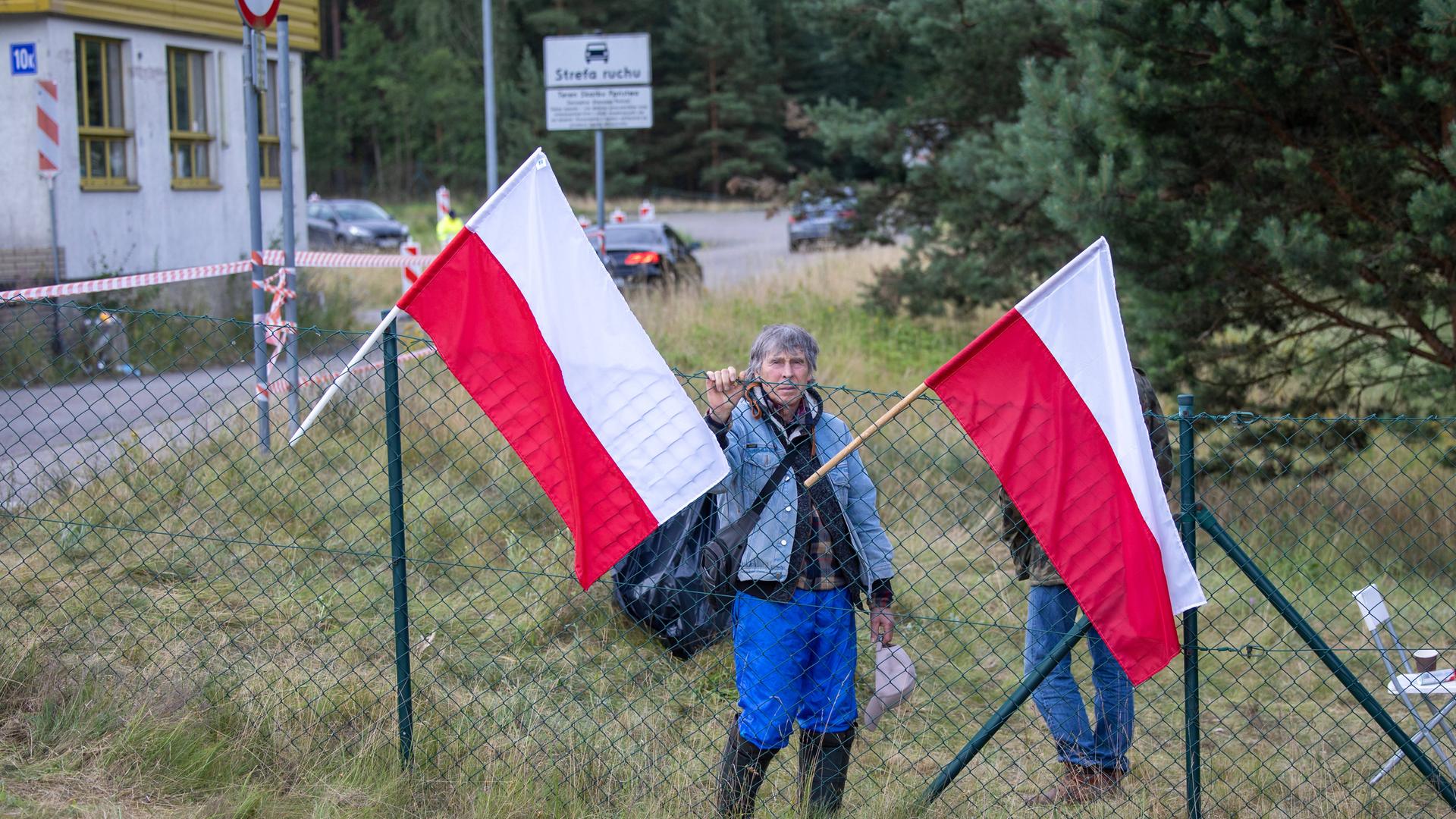07.07.2025 - Am Grenzübergang Linken / Lubieszyn bei Stettin / Szczecin finden Grenzkontrollen statt. Seit einem Monat stehen neben dem Grenzübergang friedliche polnische Menschen rund um die Uhr, um gegen die Asylpolitik von Deutschland zu protestieren.