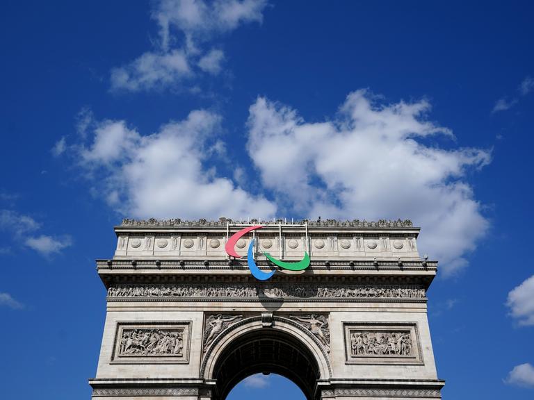 Das Emblem für die Paralympics prangt am Pariser Triumphbogen. 