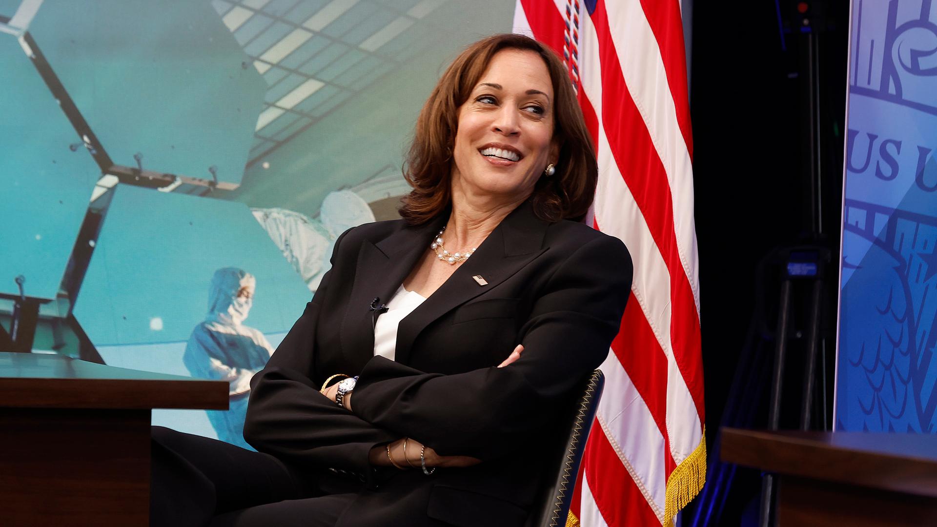 Vizepräsidentin Kamala Harris im South Court Auditorium des Eisenhower Executive Office Building in Washington bei einem Briefing mit NASA-Führungskräften über die ersten vom neuen Webb-Weltraumteleskop zur Erde übertragenen Bilder.