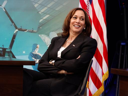 Vizepräsidentin Kamala Harris im South Court Auditorium des Eisenhower Executive Office Building in Washington bei einem Briefing mit NASA-Führungskräften über die ersten vom neuen Webb-Weltraumteleskop zur Erde übertragenen Bilder.