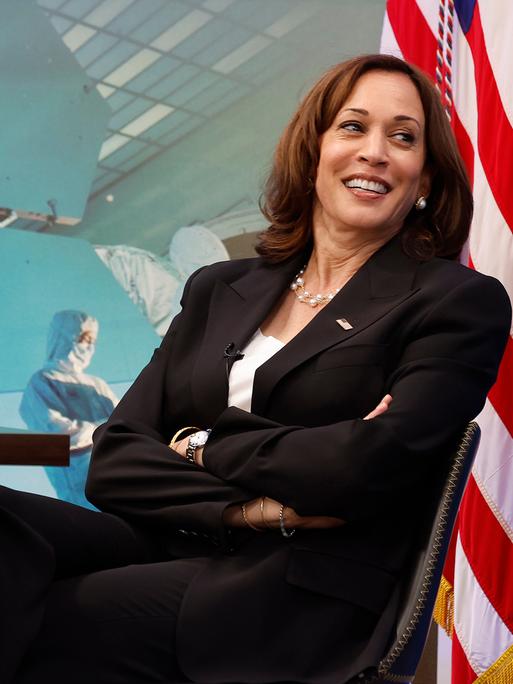 Vizepräsidentin Kamala Harris im South Court Auditorium des Eisenhower Executive Office Building in Washington bei einem Briefing mit NASA-Führungskräften über die ersten vom neuen Webb-Weltraumteleskop zur Erde übertragenen Bilder.