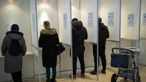 Wähler in Tallinn füllen ihre Stimmzettel für die Parlamentswahl in Estland aus.