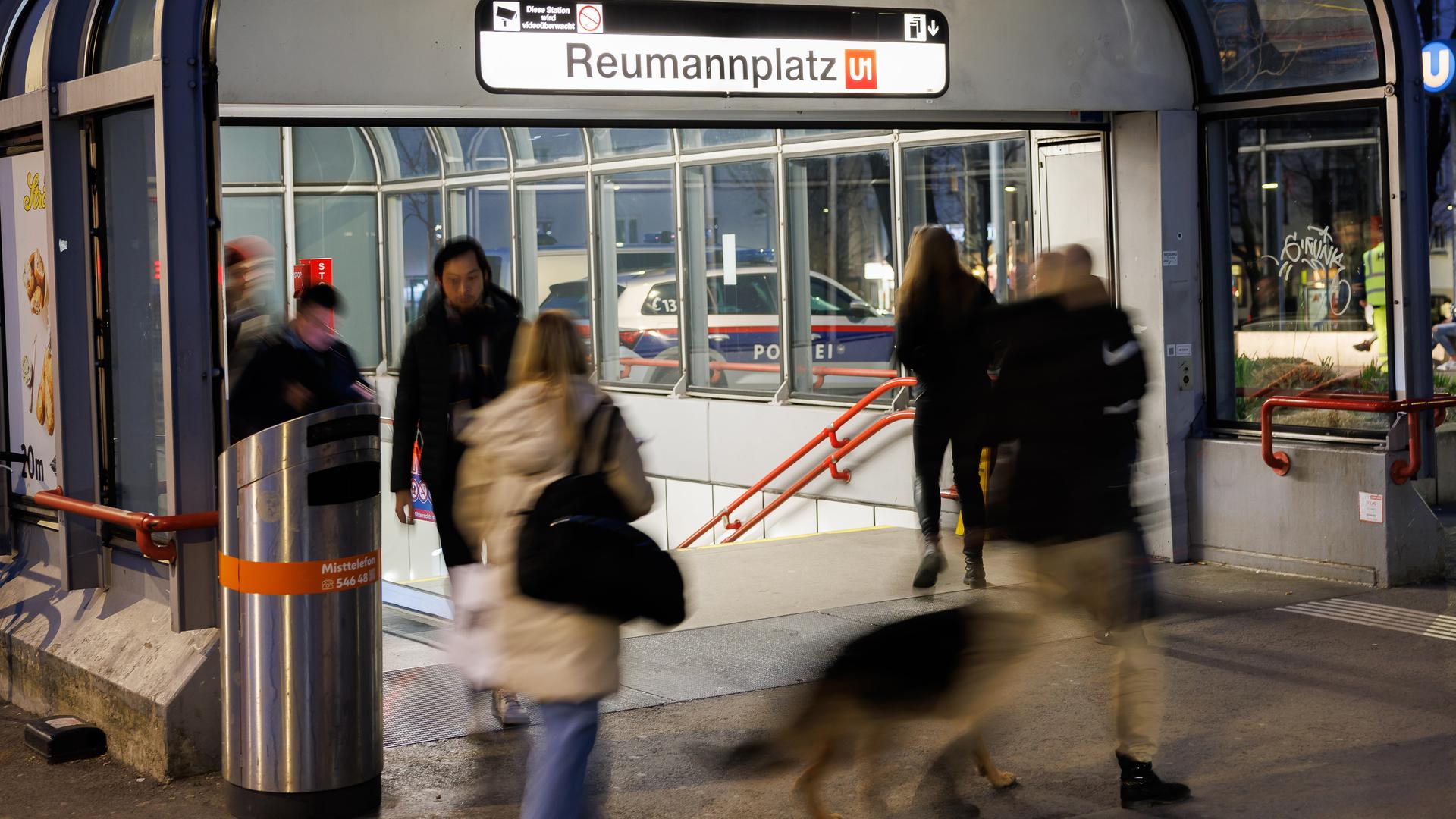 Passanten abends unterwegs am U-Bahnhof Reumannplatz in Wien-Favoriten.