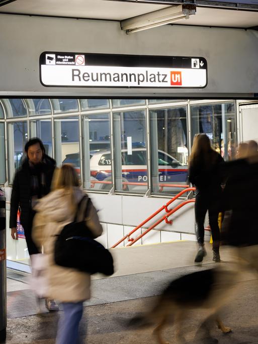 Passanten abends unterwegs am U-Bahnhof Reumannplatz in Wien-Favoriten.