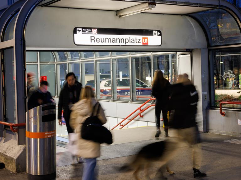 Passanten abends unterwegs am U-Bahnhof Reumannplatz in Wien-Favoriten.