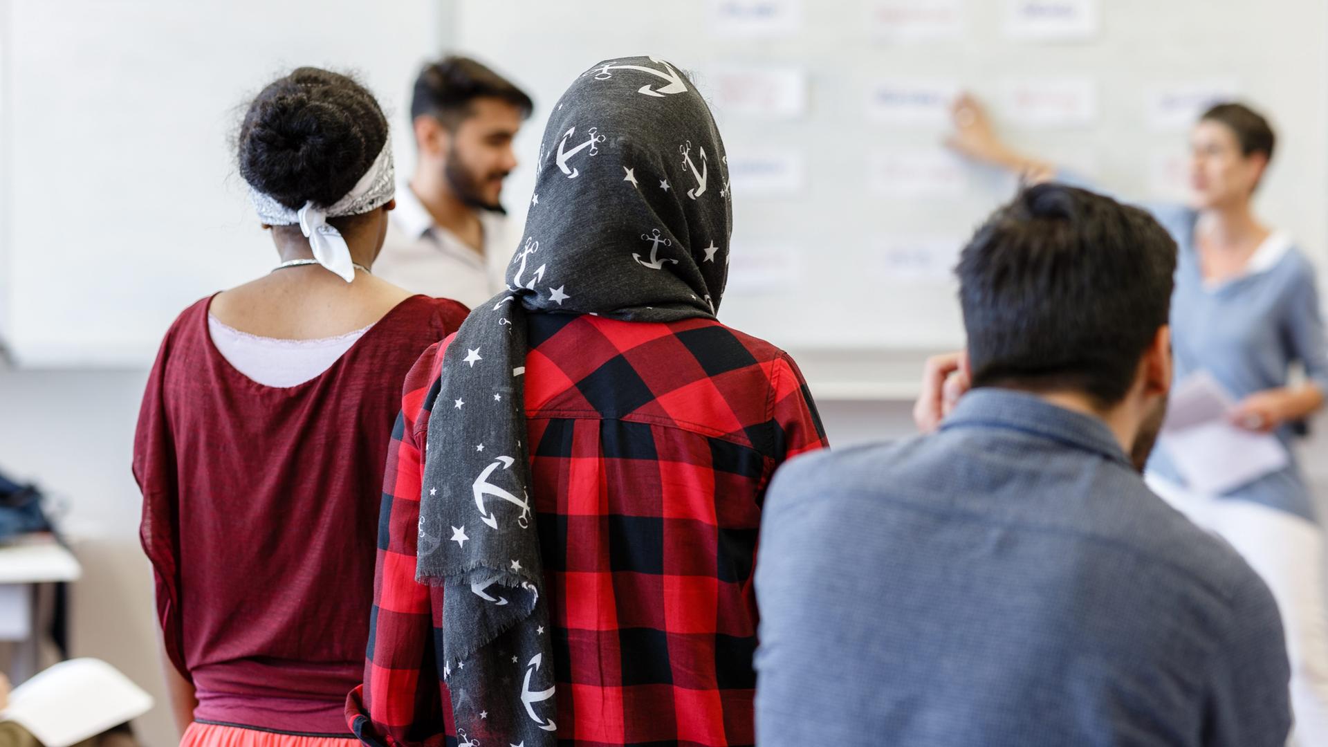 Hamburg: Zuwanderer nehmen an einem Deutschkurs der Volkshochschule (VHS) teil. 13.07.2018 Hamburg: Zuwanderer nehmen an einem Deutschkurs der Volkshochschule (VHS) teil. 13.07.2018
