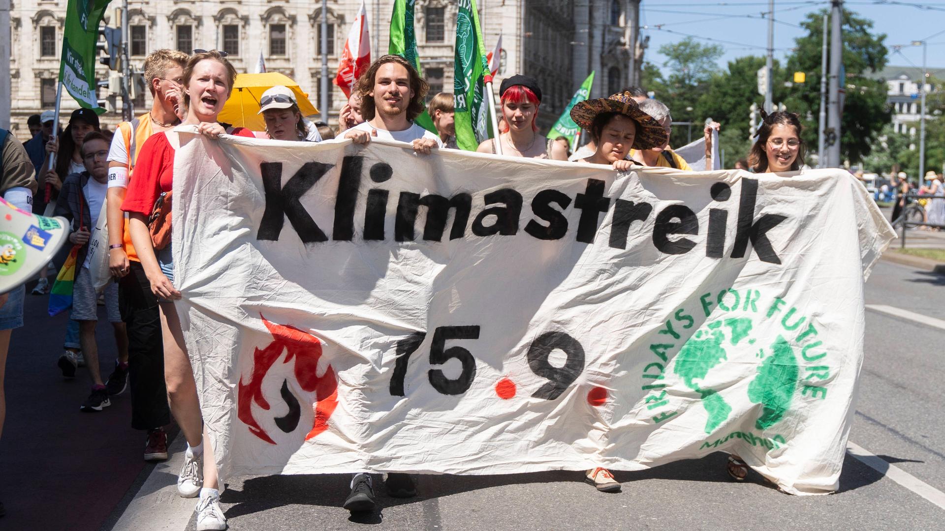 Fridays for Future Demonstration in München. DIe vordere Reihe trägt ein Banner auf dem steht "Klimastreik 15.9.".