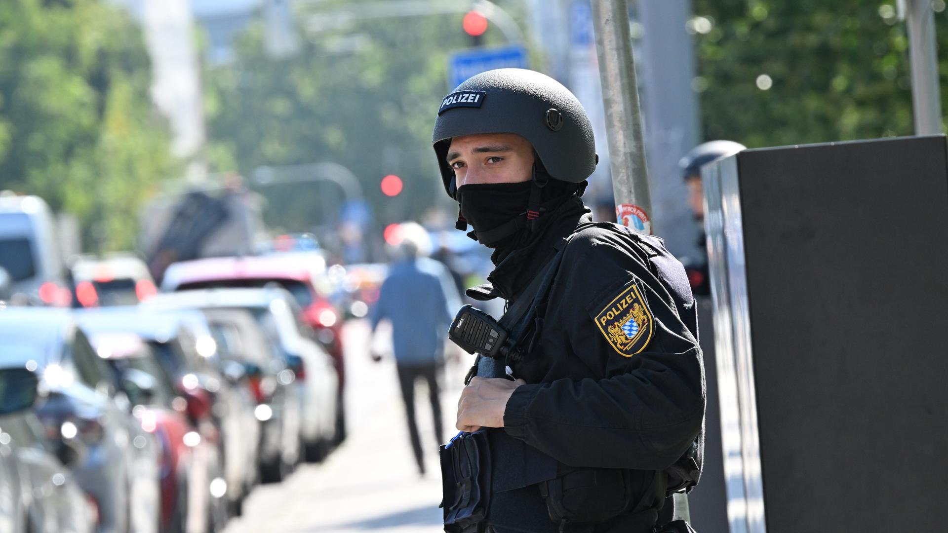 Ein Polizist ist in München im Einsatz