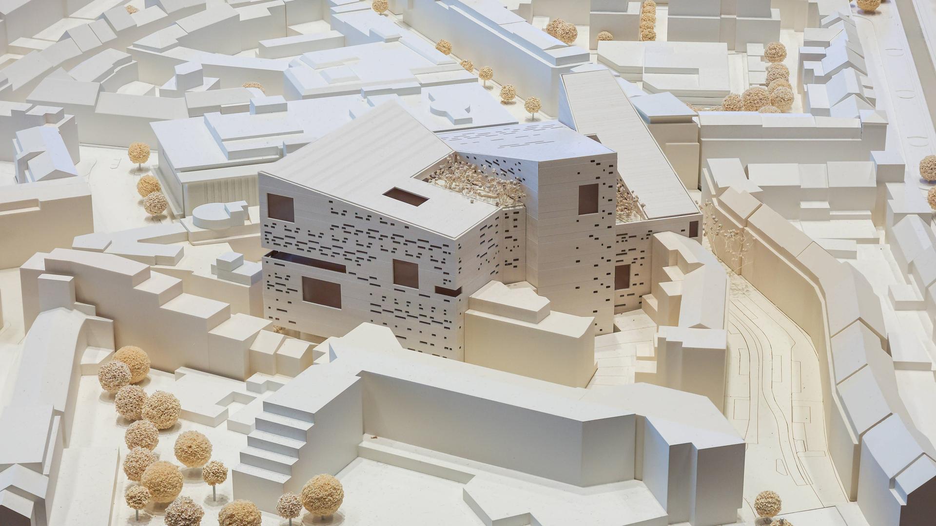 Der Entwurf des neuen Düsseldorfer Opernhauses in weißem Pappmaché.