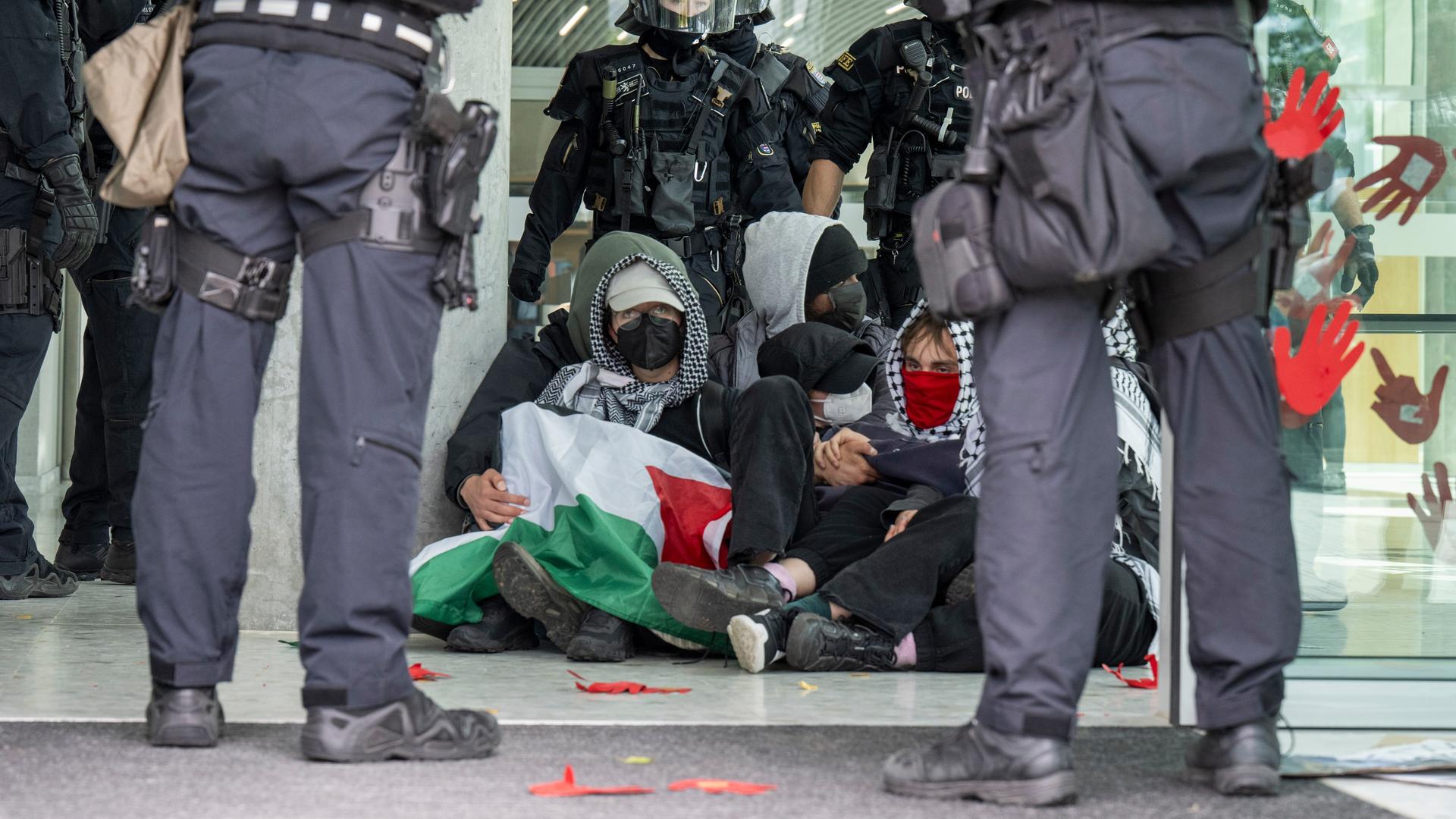 Propalästinensische Aktivisten haben das Foyer des Gebäudes der "Frankfurter Allgemeinen Zeitung" (FAZ) besetzt. Die Polizei räumt das Gebäude. 